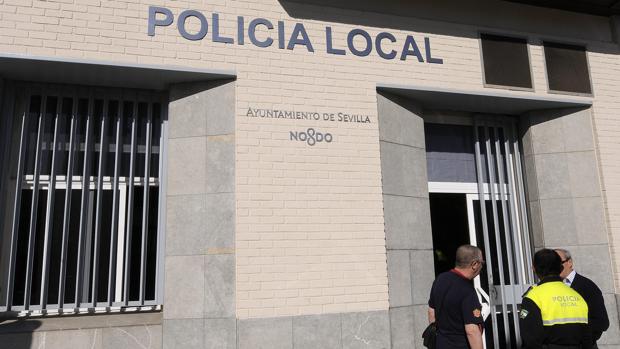 Trata de agredir a una mujer, da a una paliza al hombre que auxilia a la chica y le pega a un policía en Sevilla