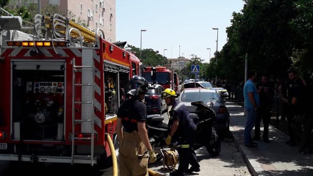 Rescatadas una mujer y sus dos hijas atrapadas en un incendio en Parque Alcosa