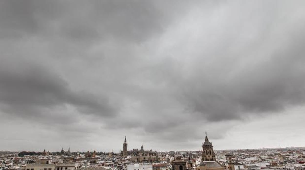 El cielo nublado en la capital hispalense