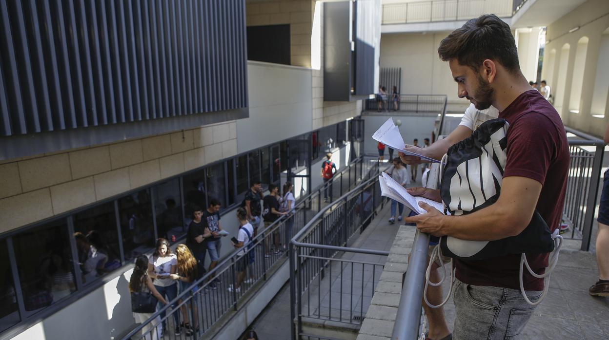 Alumnos de la Facultad de Derecho, cercana a la futura residencia