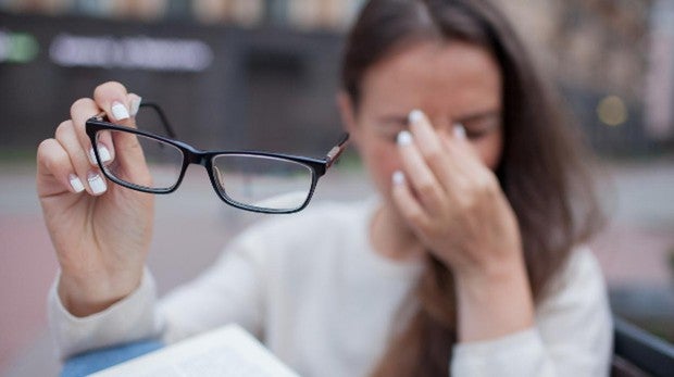 Cómo disminuir el cansancio ocular al usar ordenadores o móviles