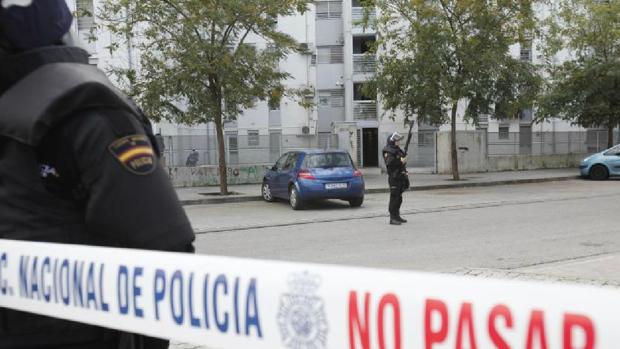 La Policía Nacional detiene en Sevilla a un hombre que tenía retenida a su madre y a su hermana discapacitada