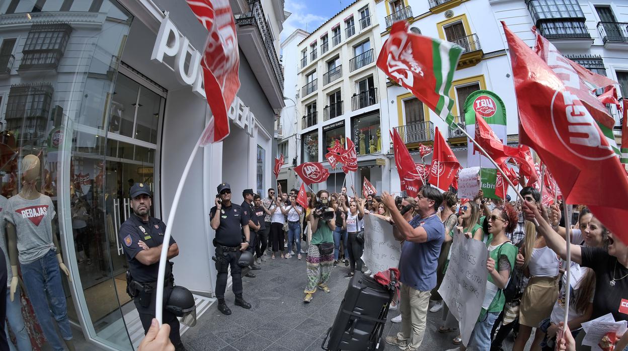 Piquetes a las puertas de un establecimiento en el Centro de Sevilla