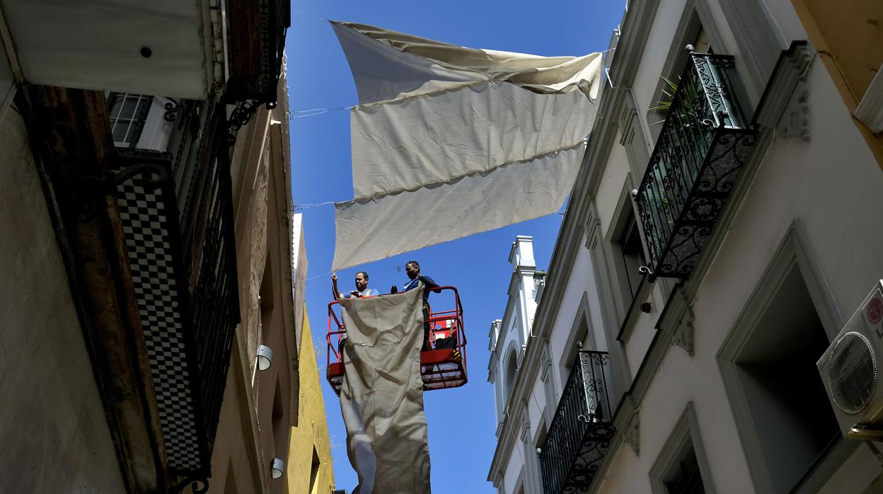 Instalación de toldos en la calle Alcaicería, este lunes