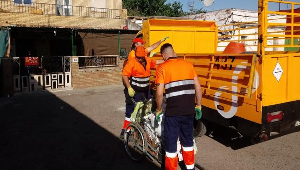 La Policía Local de Sevilla se incauta de 1.500 kilos de chatarra en la barriada de Aeropuerto Viejo
