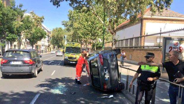 El vuelco de un coche corta parcialmente la calle Resolana