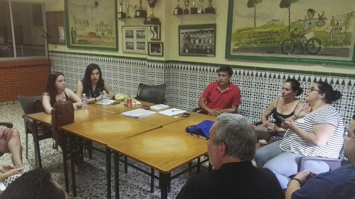 Reunión de representantes vecinales de los barrios de Torreblanca y Bellavista