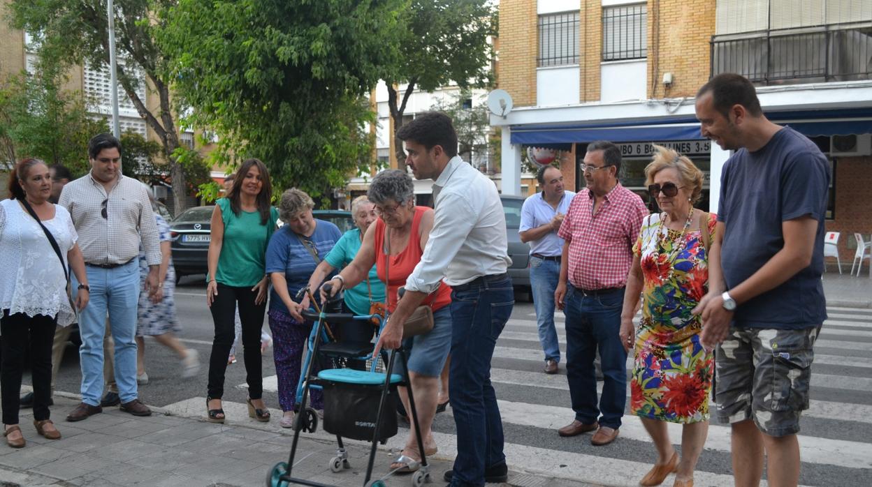 Beltrán Pérez ayuda a una mujer a caminar con su andador