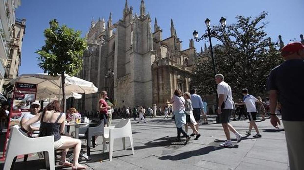 Turistas paseando por Sevilla