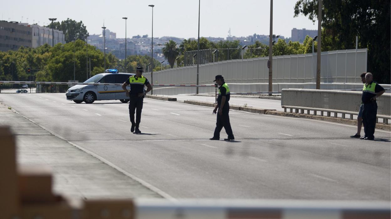 Agentes de la Policía Local de Sevilla cierran el puente de las Delicias en una imagen de archivo
