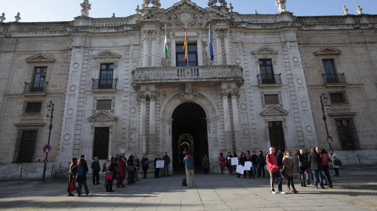 Puerta del Rectorado de la Universidad de Sevilla