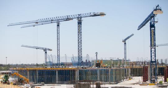 Las grúas han cambiado el paisaje de la zona