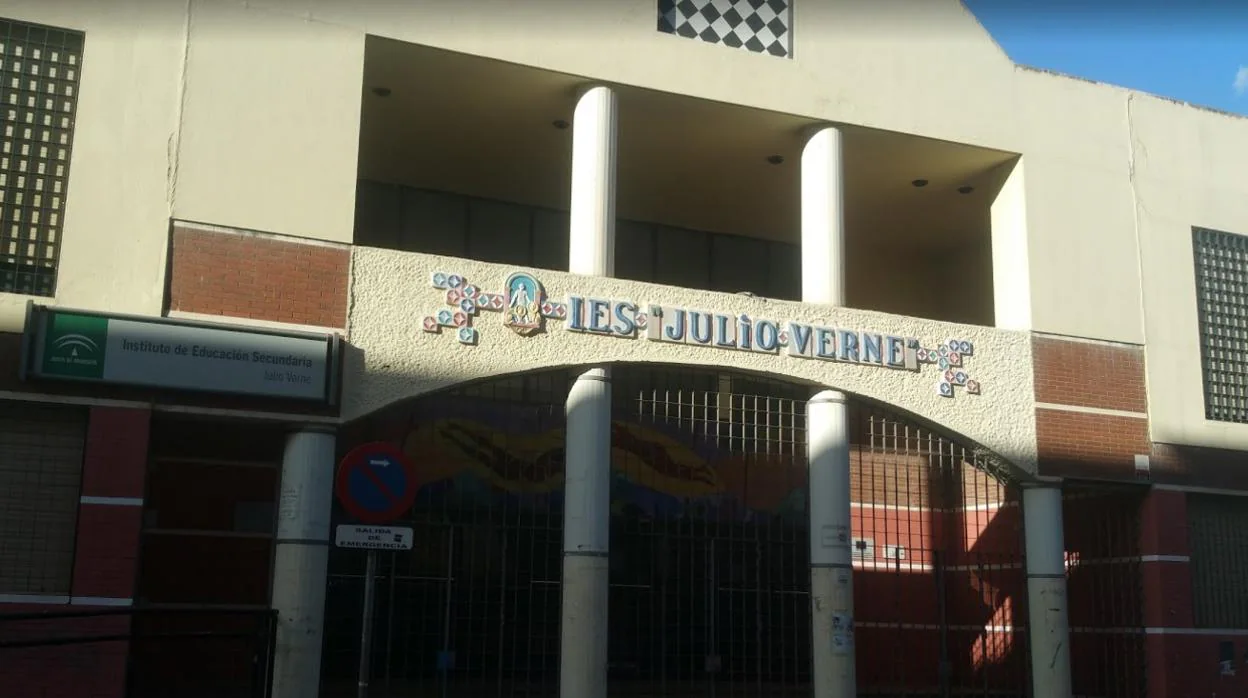 El instituto Julio Verne en Pino Montano, cerca del que se ha producido la agresión