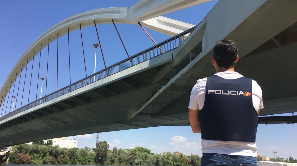 Agente de la Policía Nacional frente al puente