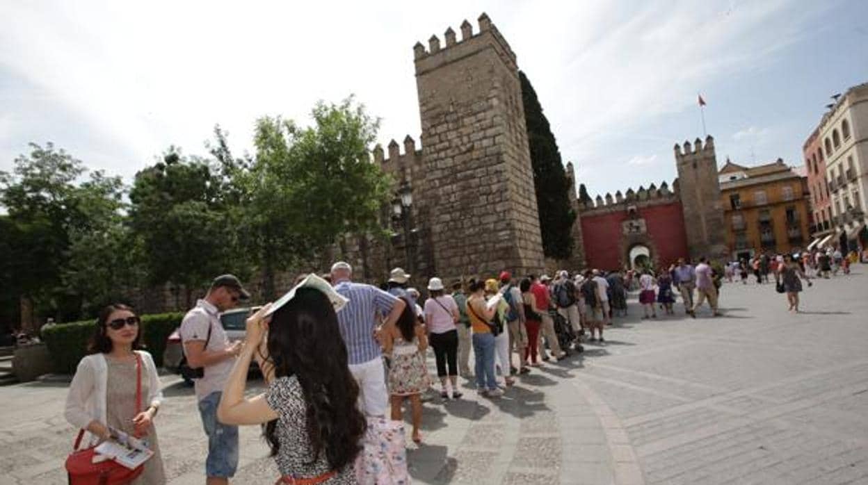 Turistas haciendo cola en la puerta del Alcázar de Sevilla