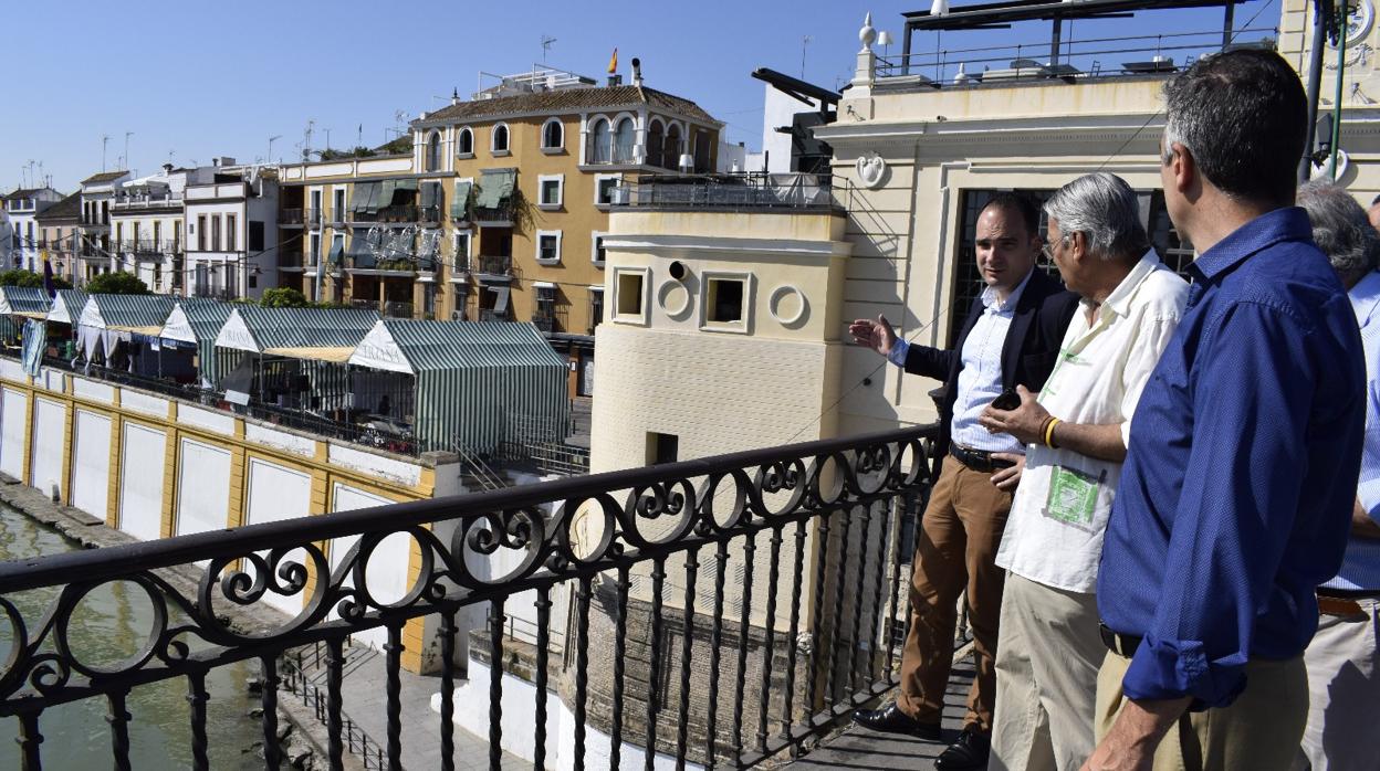 El concejal del PP rafael Belmonte, en el puente de Triana