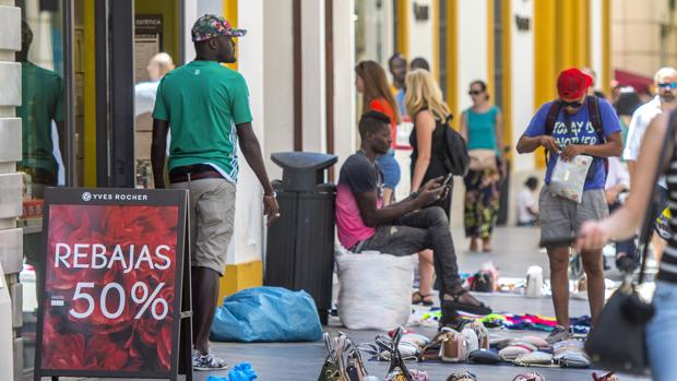 La Policía de Sevilla confisca más de 50.000 artículos de venta ambulante ilegal en siete meses