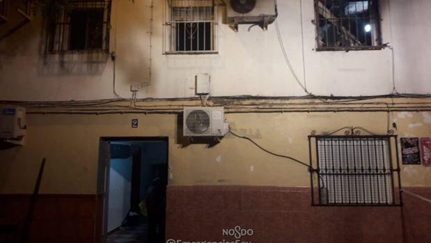 Dos bomberos y un vecino de Torreblanca resultan heridos en el incendio de una vivienda
