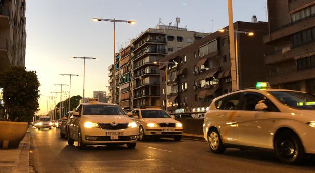 Los taxistas sevillanos inician una «huelga indefinida» para solidarizarse con Barcelona