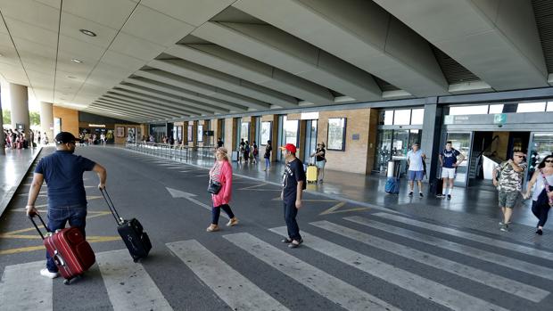 Los taxistas del aeropuerto se desmarcan de los paros del sector