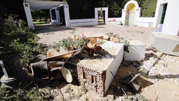 La caída de una rama de grandes dimensiones destroza parte de una pérgola del Parque de María Luisa