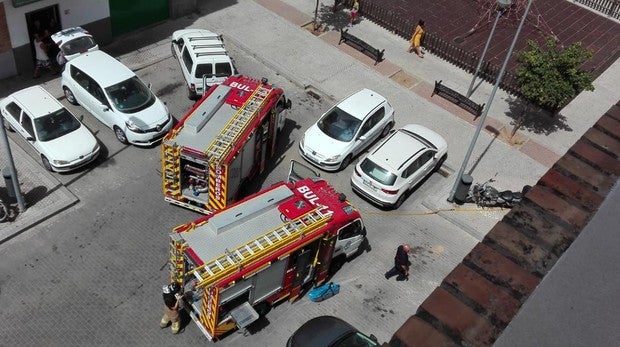 Los bomberos solventan con rapidez un incendio en la calle Arcángel San Rafael de Sevilla