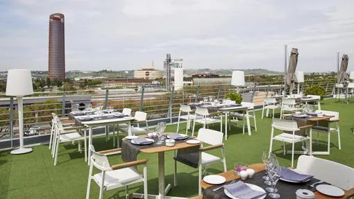 Este hotel cuenta con una de las terrazas más amplias y espaciosas de Sevilla