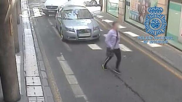 La Policía Nacional detiene a la presunta autora de tres «robos cariñosos» en Sevilla