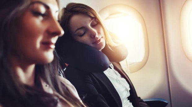 Dolor de oídos en el avión y otros síntomas: recomendaciones médicas para evitarlos