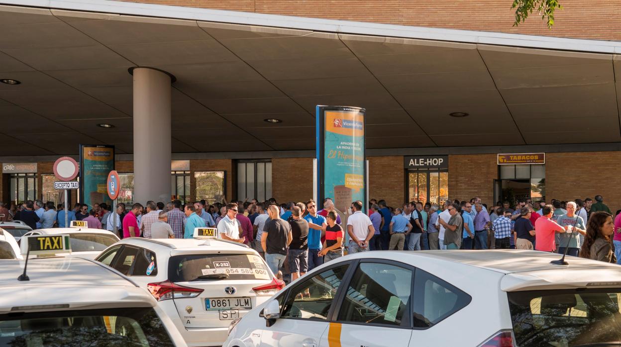 Los taxistas, junto a su parada en la estación de Santa Justa durante la asamblea de ayer