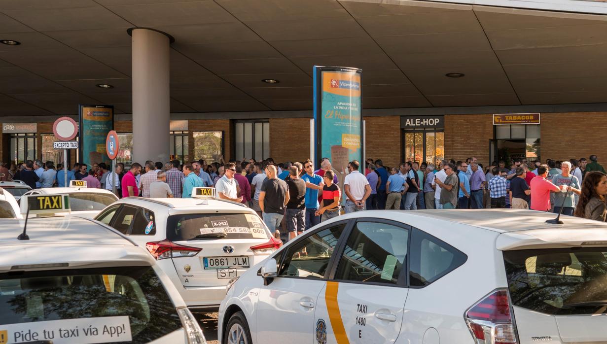 Los taxistas durante el parón de esta semana en Santa Justa