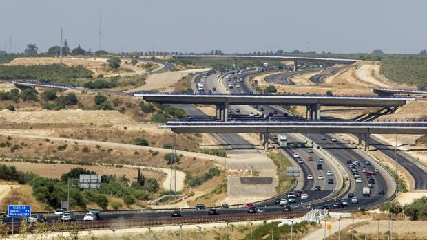 Leves retenciones en las carreteras de Cádiz y Huelva hacia Sevilla