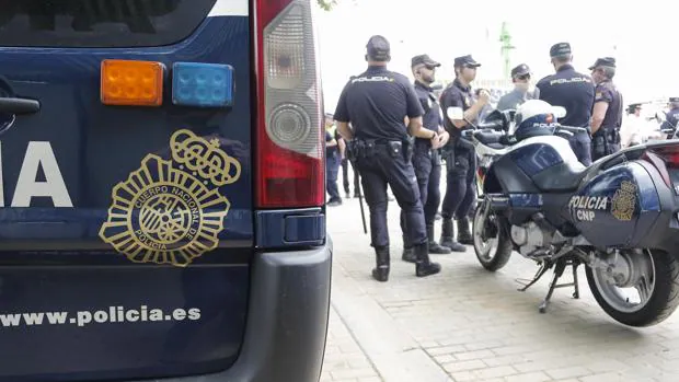 Sevilla afronta la seguridad en agosto con la mitad de policías