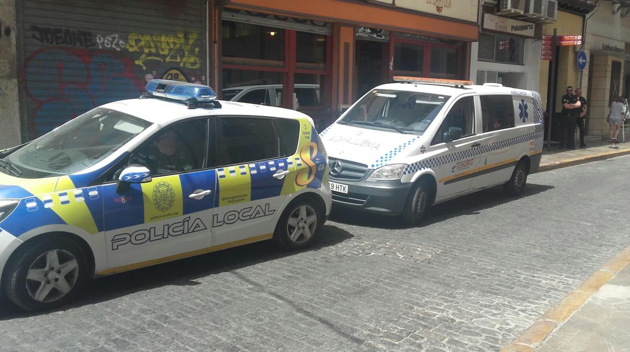 Un vehículo de la Policía Local y una ambulancia en el lugar de los hechos