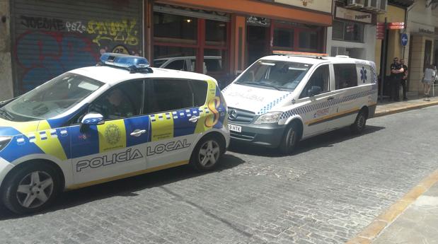 Agrede y amordaza en Sevilla a un varón de unos 60 años que le dejó pasar la noche en su casa por caridad