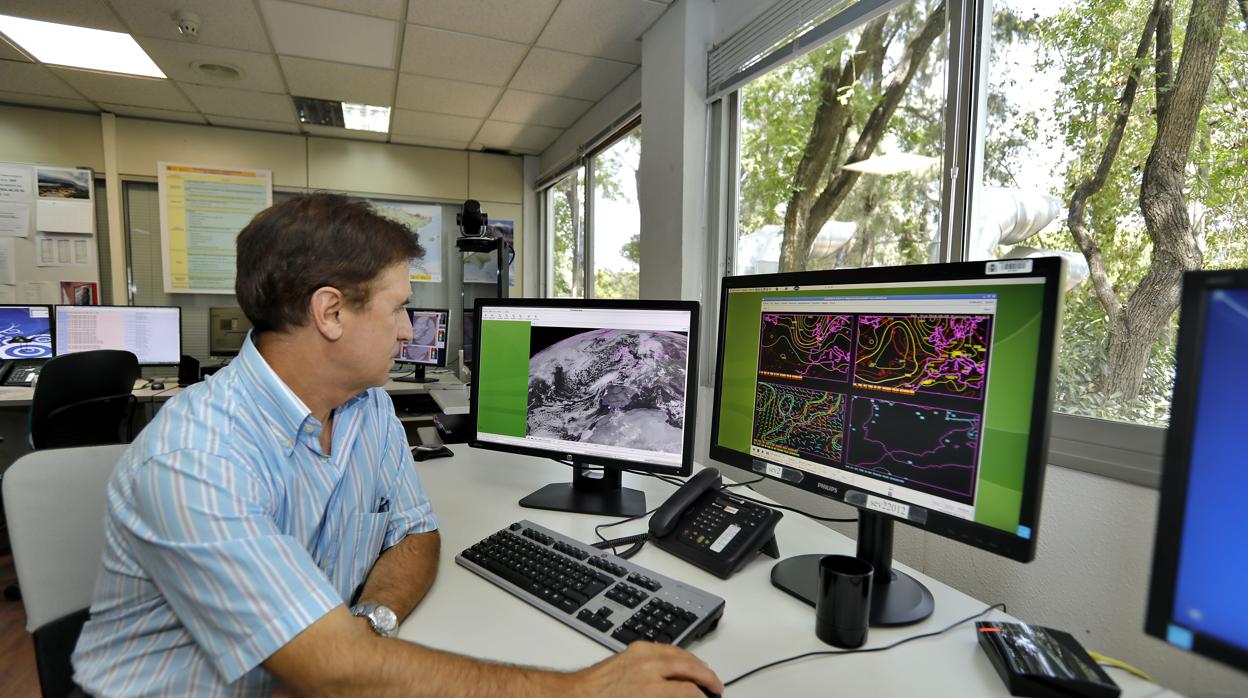 Juan de Dios del Pino, jefe de Predicción de Aemet en Sevilla