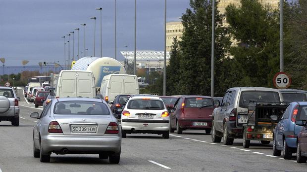 Retenciones de dos kilómetros en la SE-30 por un control rutinario de la Guardia Civil