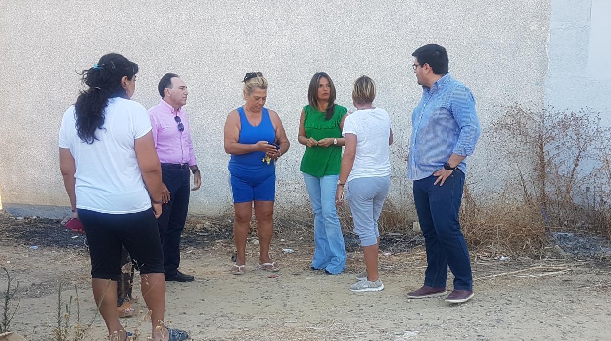 La concejal del PP Evelia Rincón con vecinos de la barriada Jesús, María y José