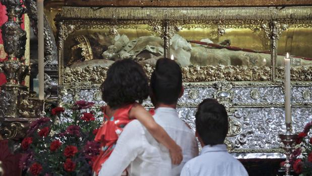 La apertura de la urna de San Fernando, epílogo a los cultos a la Virgen de los Reyes