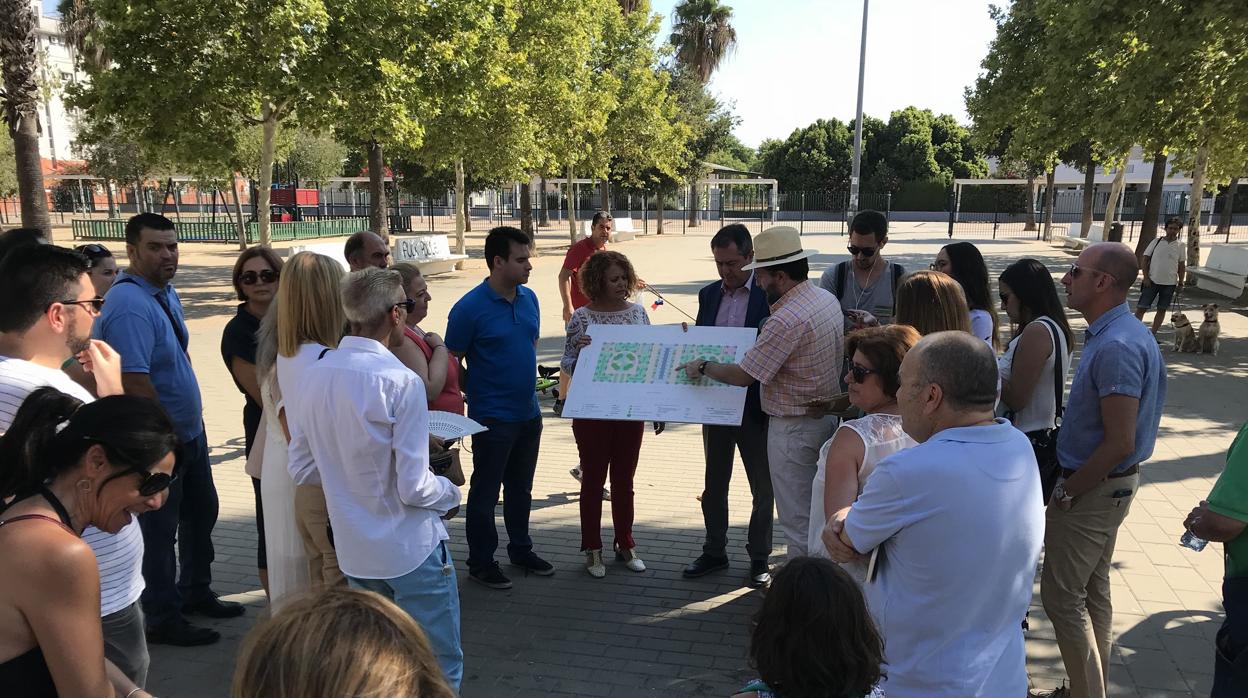 El alcalde de Sevilla presentando las obras en el barrio