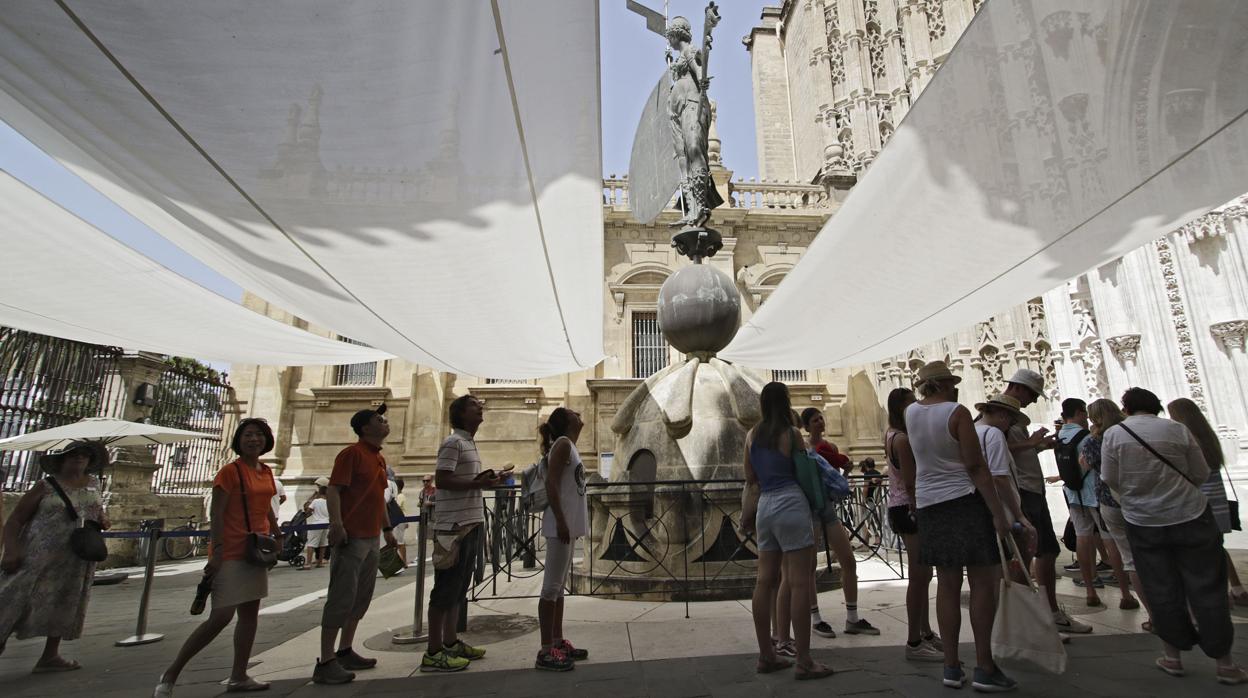 Cola de visitantes para acceder a la Catedral