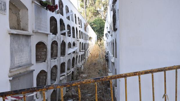 El PP denuncia el «deplorable» estado del cementerio, donde hay lápidas y tumbas destrozadas