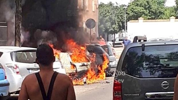 Extinguido en los Bermejales un incendio en un turismo que ha afectado a otros dos vehículos