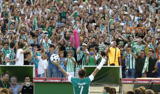 Multitudinaria presentación del bético Joaquín