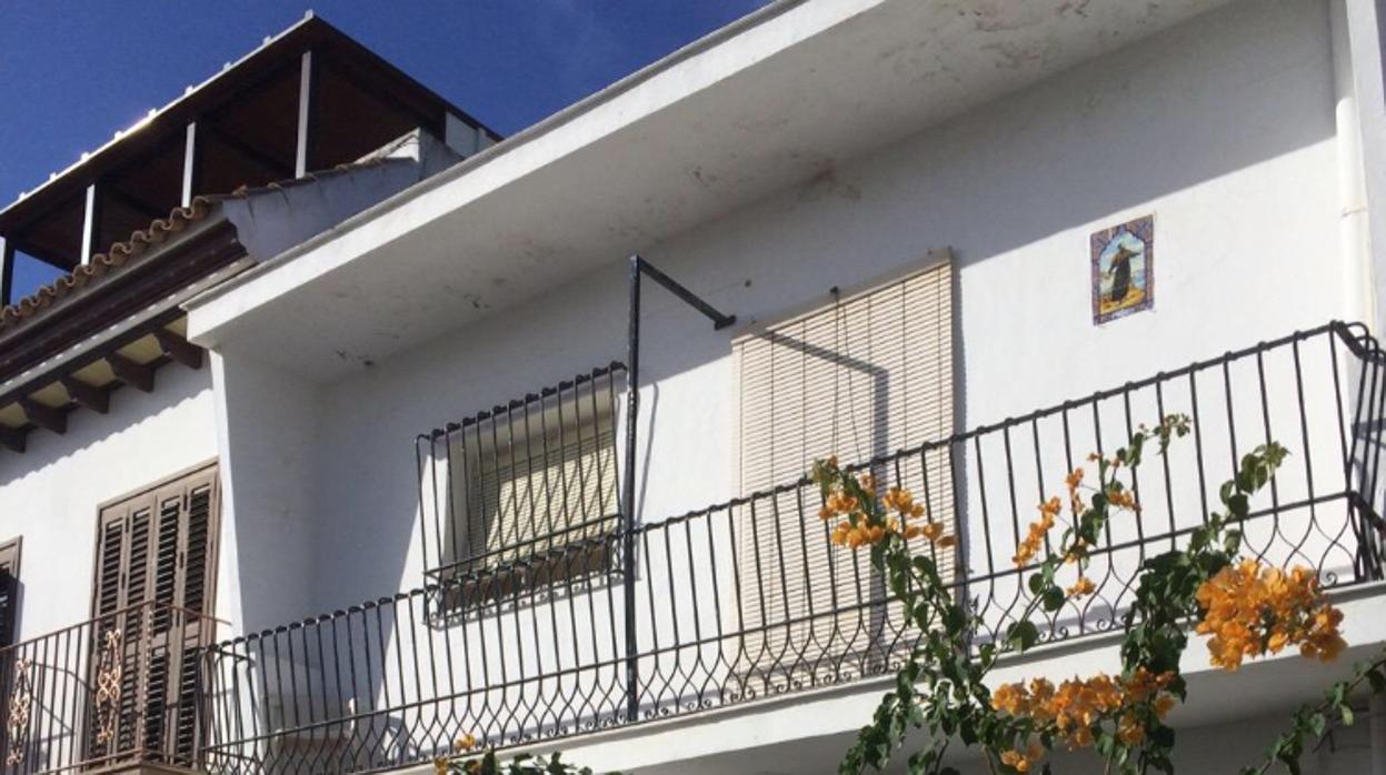 Fachada de la vivienda ocupada en Chipiona, según denuncian sus propietarios