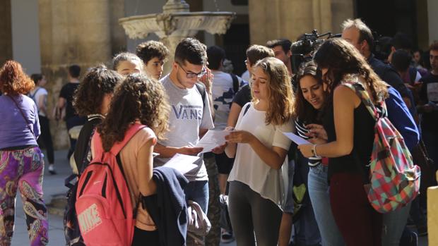 Las únicas salidas que el PSOE da a los jóvenes sevillanos: «por tierra, mar y aire»