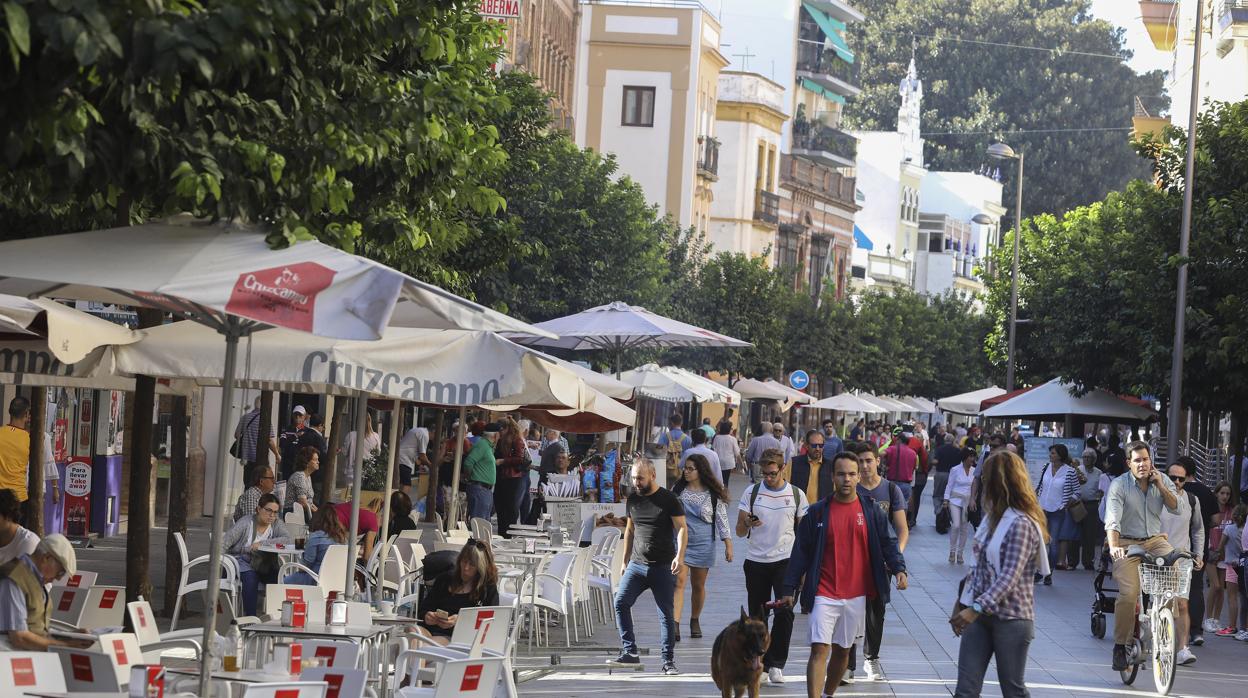 Afluencia de transeúntes en la calle San Jacinto