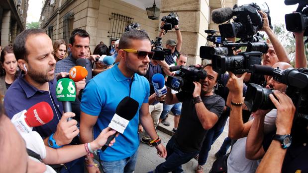 El juez procesa a Ángel Boza por el robo de las gafas de sol en Sevilla