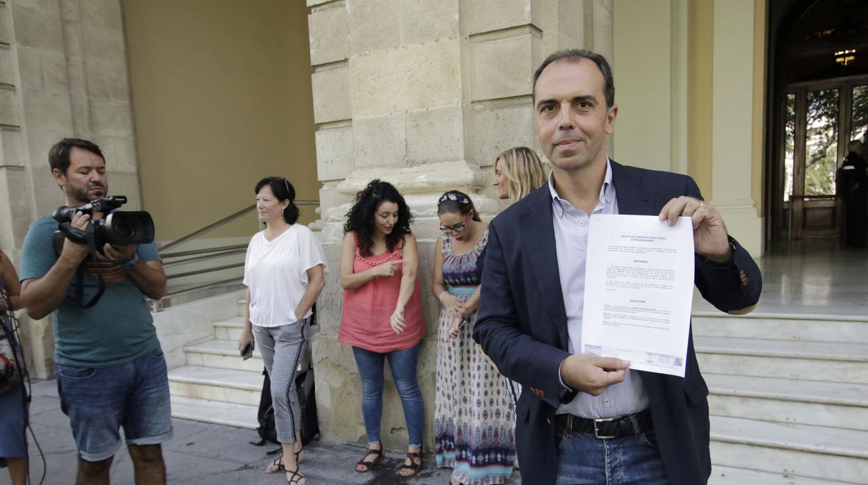 Javier Millán, portavoz de Cs, ayer a las puertas del Ayuntamiento de Sevilla