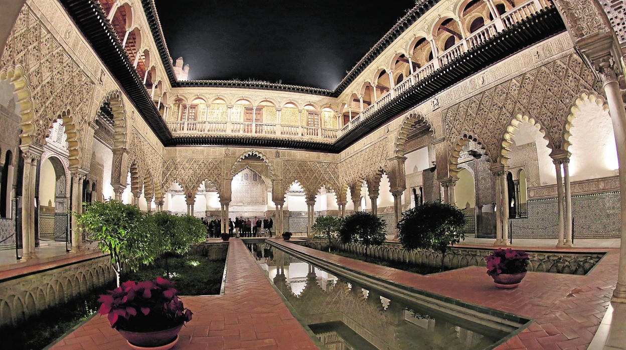 Imagen nocturna del Alcázar, el monumento más visitado de Sevilla